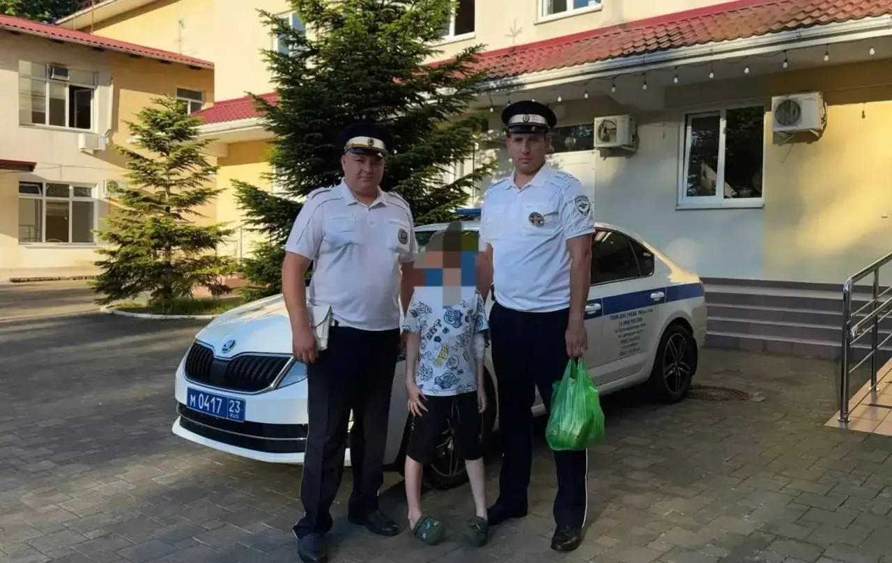 На Сухумском шоссе полицейские пересадили мать с восьмилетним сыном в служебный автомобиль и, включив проблесковые маячки, довезли мальчика до детского инфекционного отделения — его жизни ничего не угрожает.