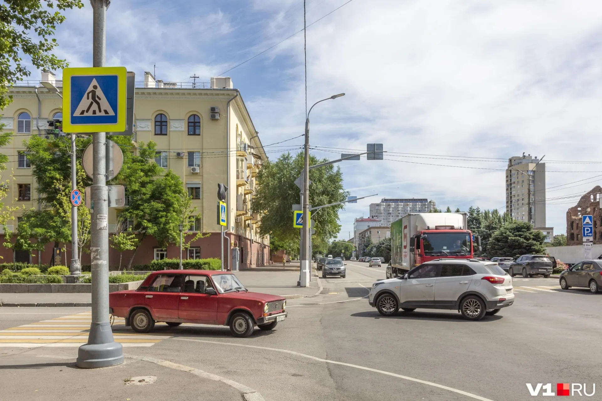 Автомобилисты пожаловались, что на перекрёстке 13‑гвардейской и Советской из‑за деревьев были плохо видны предупреждающие и запрещающие знаки, а стрелки одностороннего движения некоторое время указывали в противоположную сторону; только 27 июня дорожники начали исправлять ситуацию.