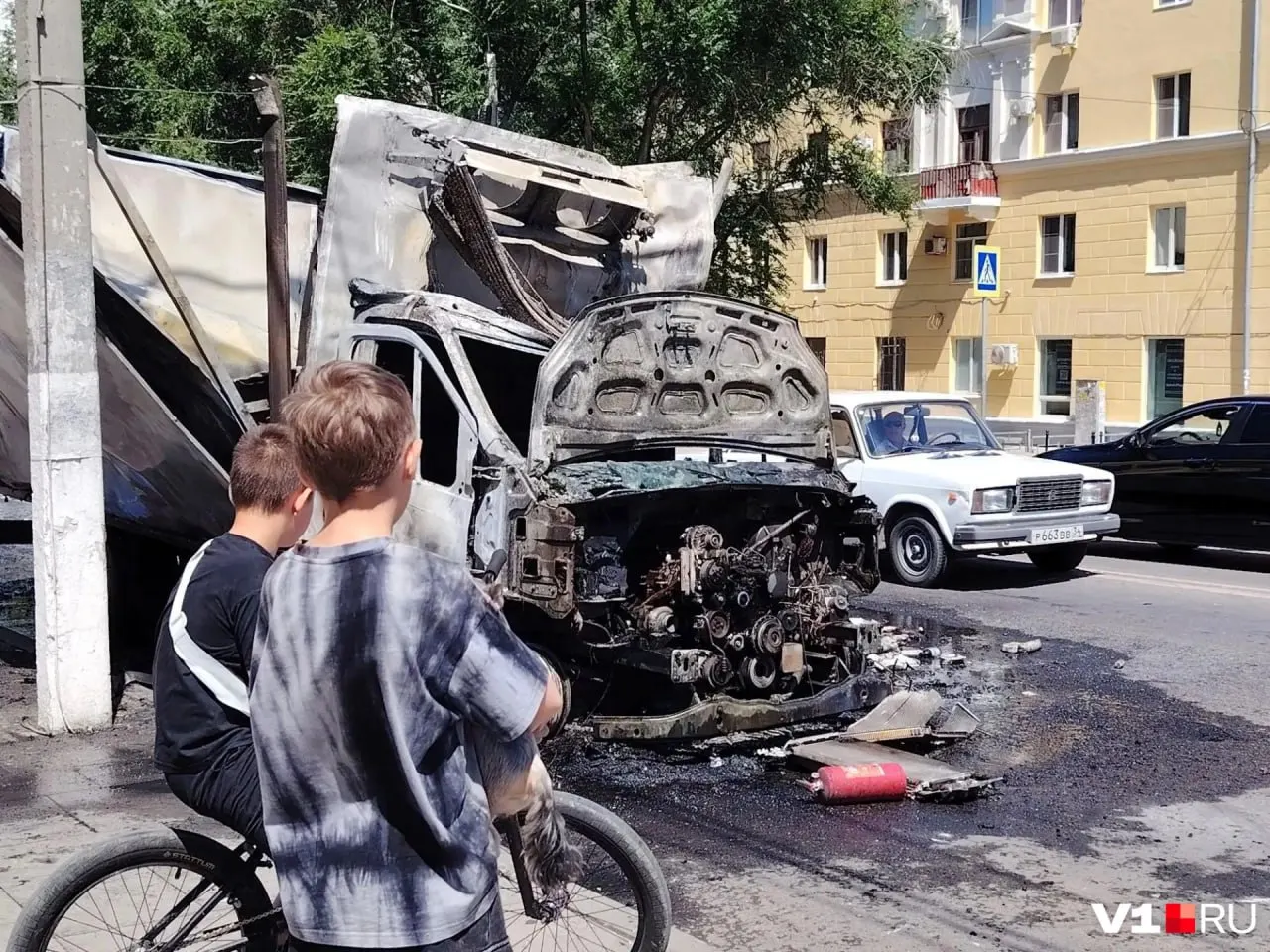 В Тракторозаводском районе на остановке у Дома культуры вспыхнул грузовой автомобиль. Медицинская помощь никому не понадобилась.