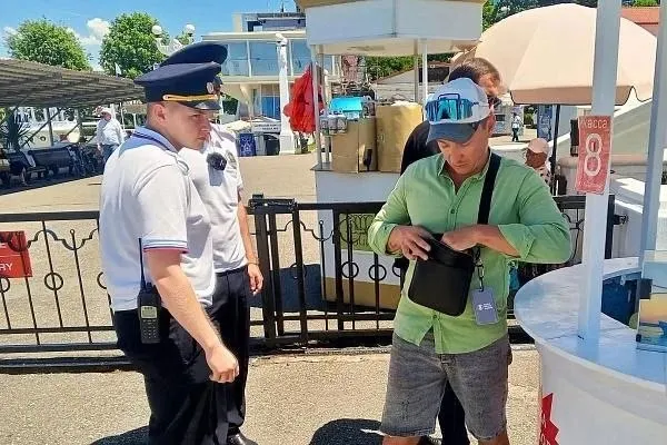 Власти взыскали штраф за организацию навязчивых услуг для туристов. С начала года к ответственности привлекли более 80 человек — фотографов и аниматоров, которые приставали к отдыхающим.