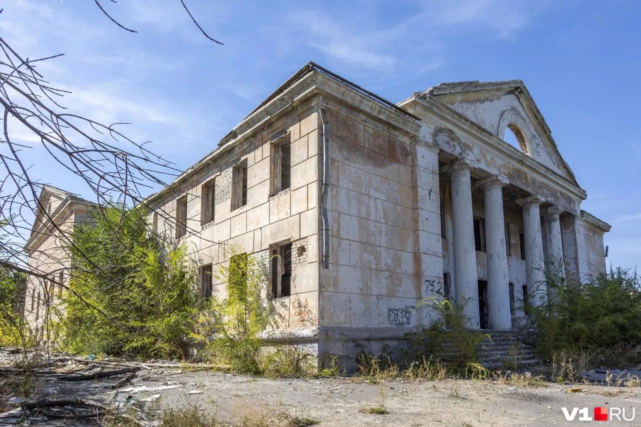 В Кировском районе Волгограда разобрали дворец культуры «Дружба» в стиле сталинского ампира; рядом планируют снести концертно‑спортивный зал. Оба объекта осенью 2024 года были выкуплены за сумму менее 2 млн рублей.