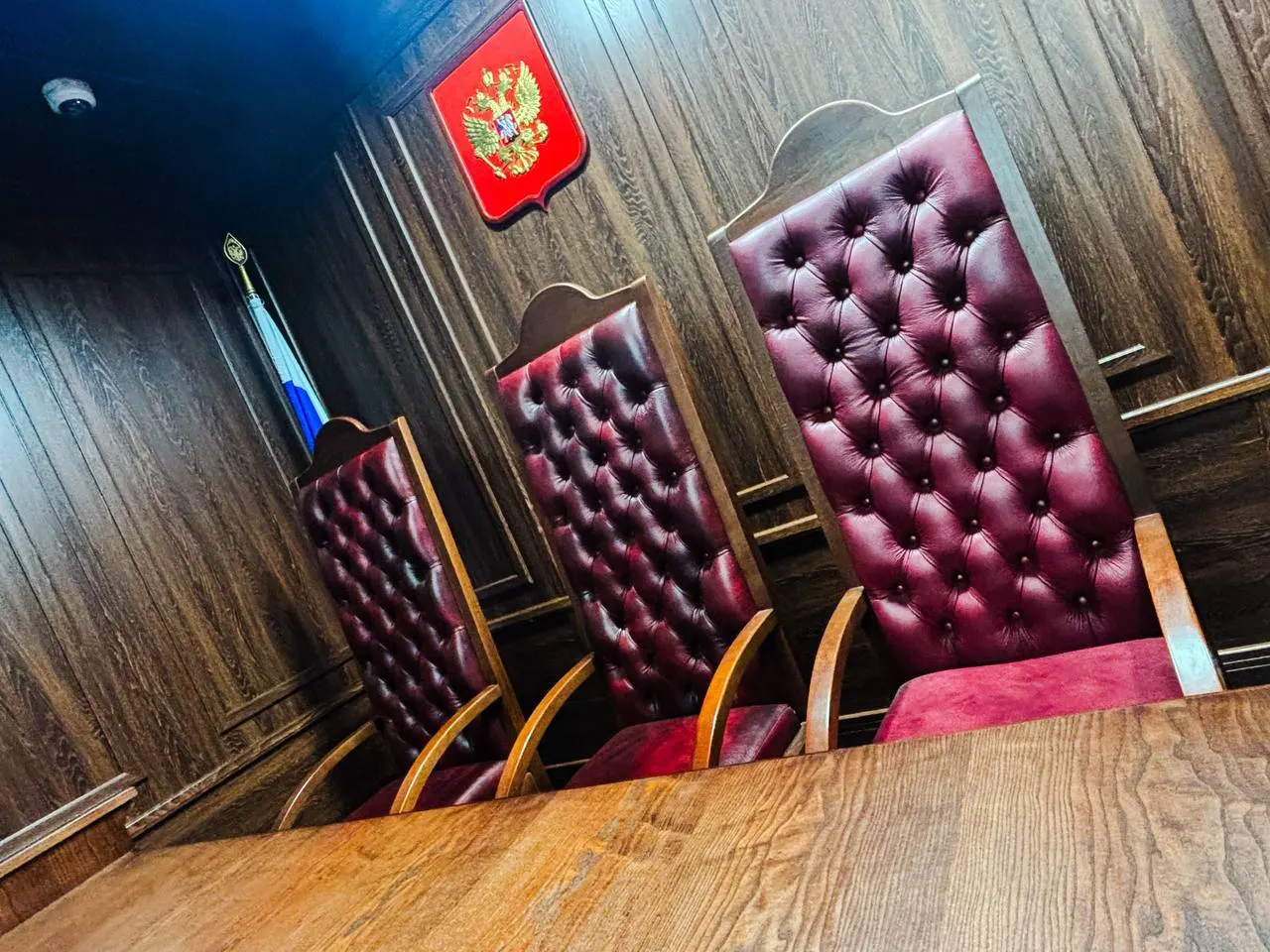 Мужчину признали виновным в подготовке теракта: он согласился поджечь три релейных шкафа. Суд назначил 8 лет в колонии строгого режима, первые два года — в тюрьме.