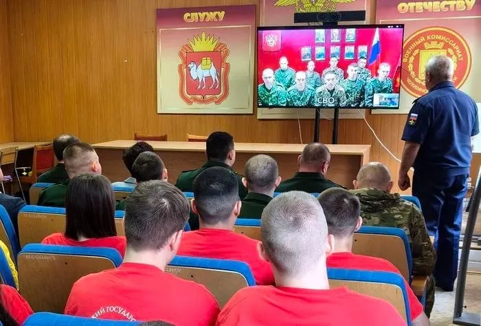 С начала июня в ряде регионов прошли не менее десяти телемостов, где студентов призывали заключать контракты и служить в подразделениях беспилотной авиации.
