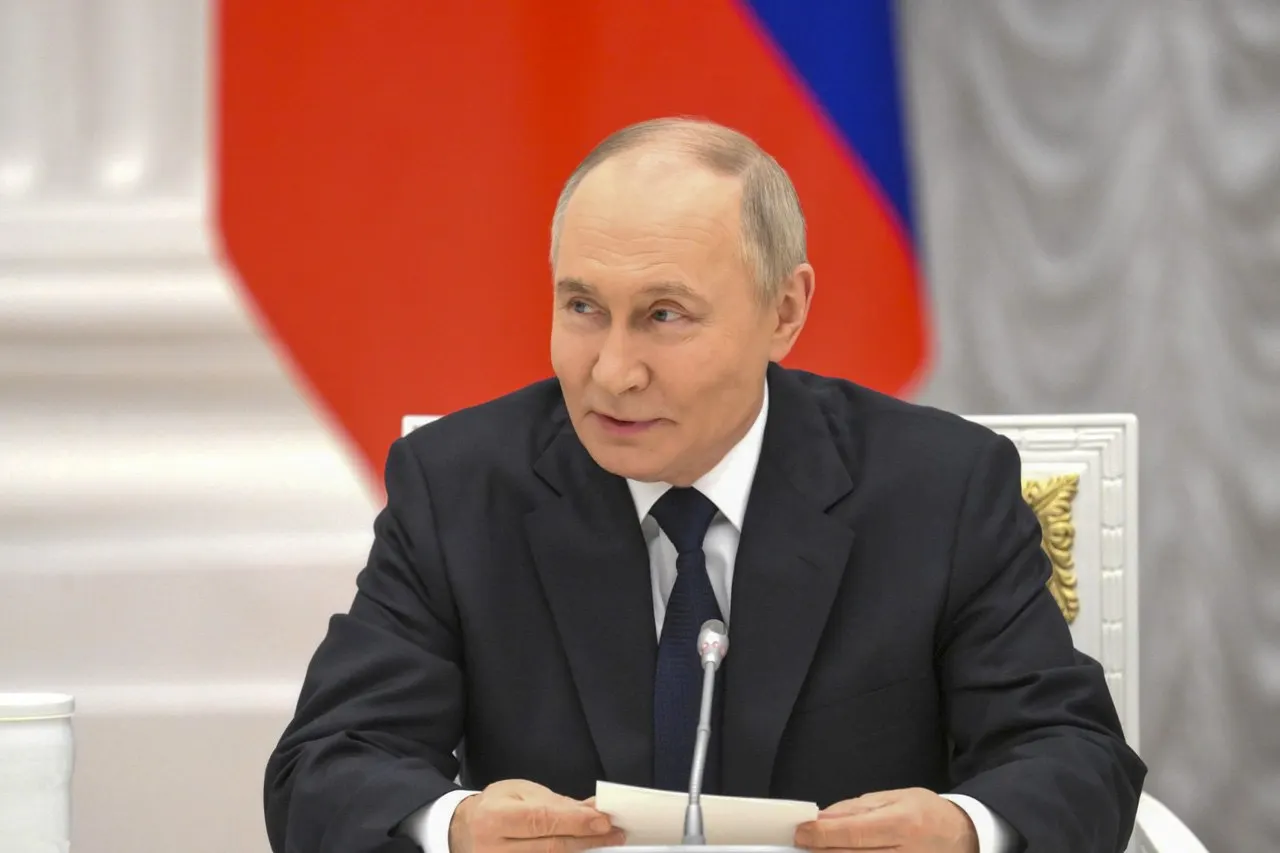 В ходе общения с журналистами президент заявил, что Россия способна «сровнять с землёй» тех, кто попытается уничтожить базы ПВО в Калининградской области — слова прозвучали в ответ на комментарий главы МИД Литвы.