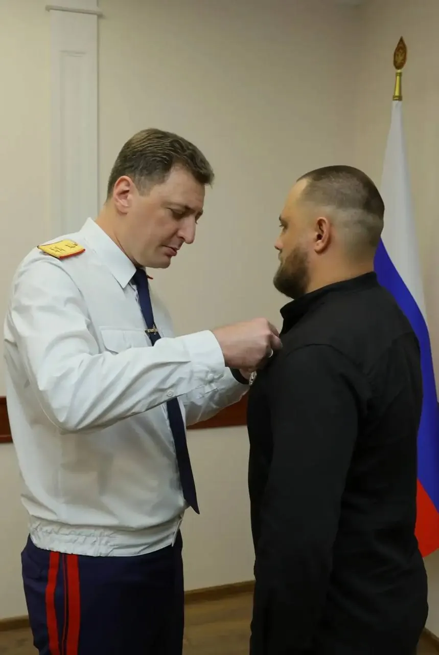 20 июня 2026 года в торговом центре на Западном обходе 19‑летний мужчина напал с ножом на посетителей: погибла одна женщина, ещё пять человек ранены. Александр Воевода, рискнув жизнью, связал и удержал нападавшего — ему вручили ведомственную медаль и объявили премию в один миллион рублей.