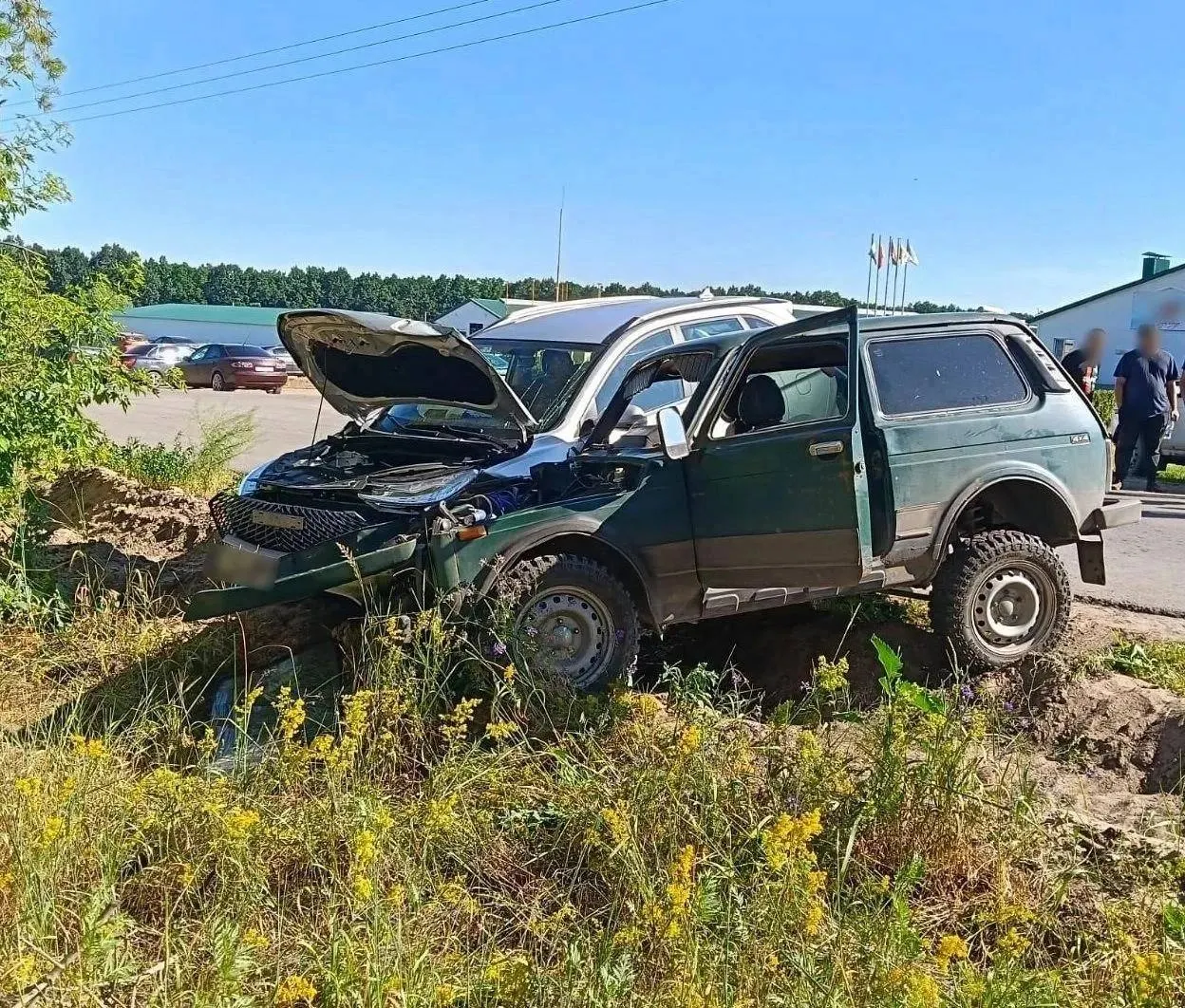 В Павловском районе водитель «ВАЗ 2121» выехал на встречную полосу и столкнулся с «Хавал M6». По данным проверки, в аварии пострадали трое взрослых и ребёнок, полиция выясняет обстоятельства.