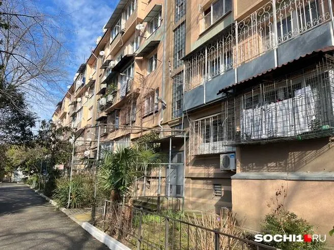 В Адлере временно приостановлена подача горячей воды в ряде домов из‑за ремонтных работ на теплотрассе. Ожидаемое завершение работ — до 14:00.