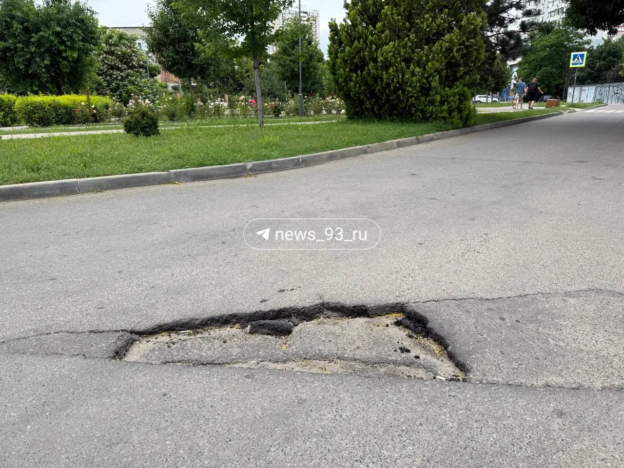 Дорога, отремонтированная в 2020 году, снова покрылась латками и глубокими пробоинами. Родители рядом расположенных школ просят установить «лежачих полицейских», но власти отвечают о нехватке средств.