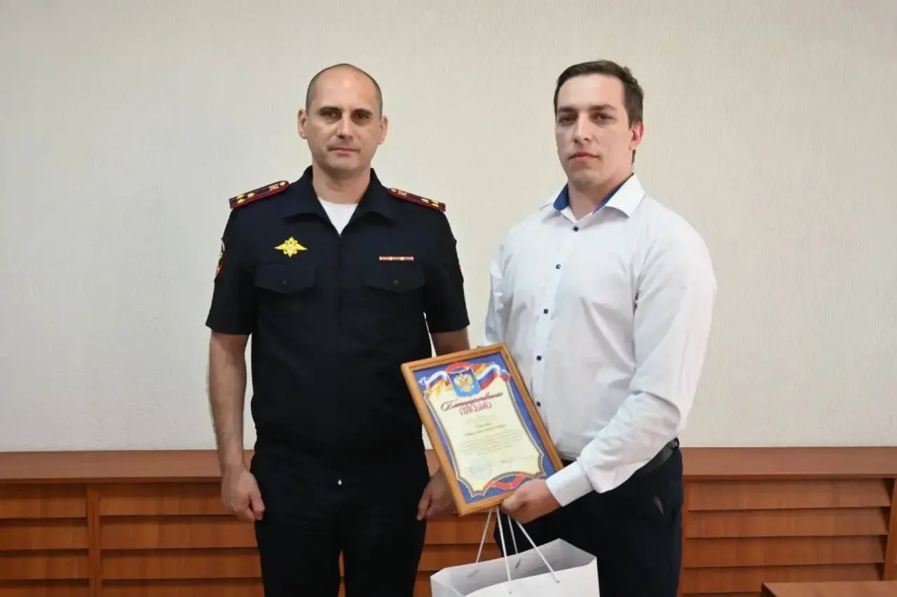 Во время поездки водитель услышал разговор мошенника и отвёз пассажирку в отдел полиции — передача 500 тысяч рублей сорвалась, за бдительность ему вручено благодарственное письмо от УМВД Ростова-на-Дону.