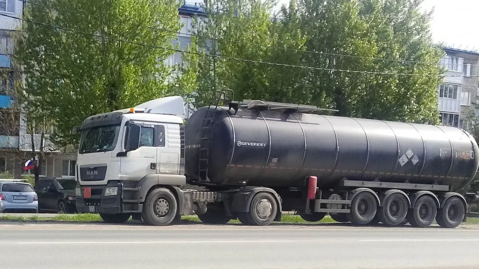 Власти полуострова заявили об уголовной ответственности за видеосъёмку и распространение материалов о передвижении бензовозов. Ограничения появились на фоне дефицита топлива после ударов по нефтеперерабатывающей инфраструктуре и логистике.