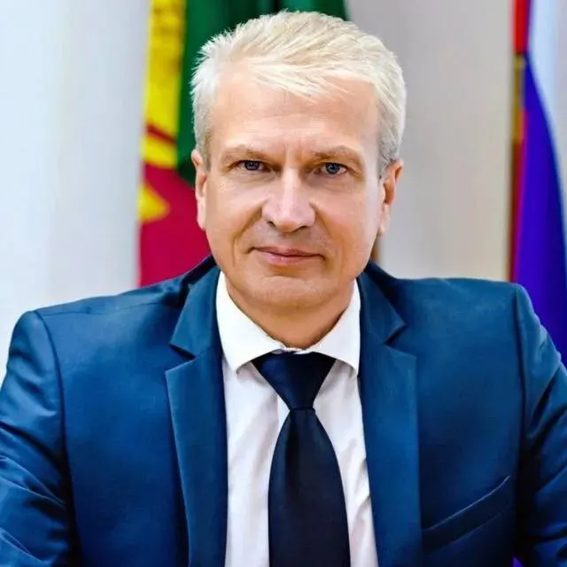 Андрей Волненко объявил об отставке: причиной назван формальный конфликт интересов — его брат работал в подрядной организации, выполнявшей работы для районных бюджетных учреждений. Чиновник заявляет, что нарушений не было.