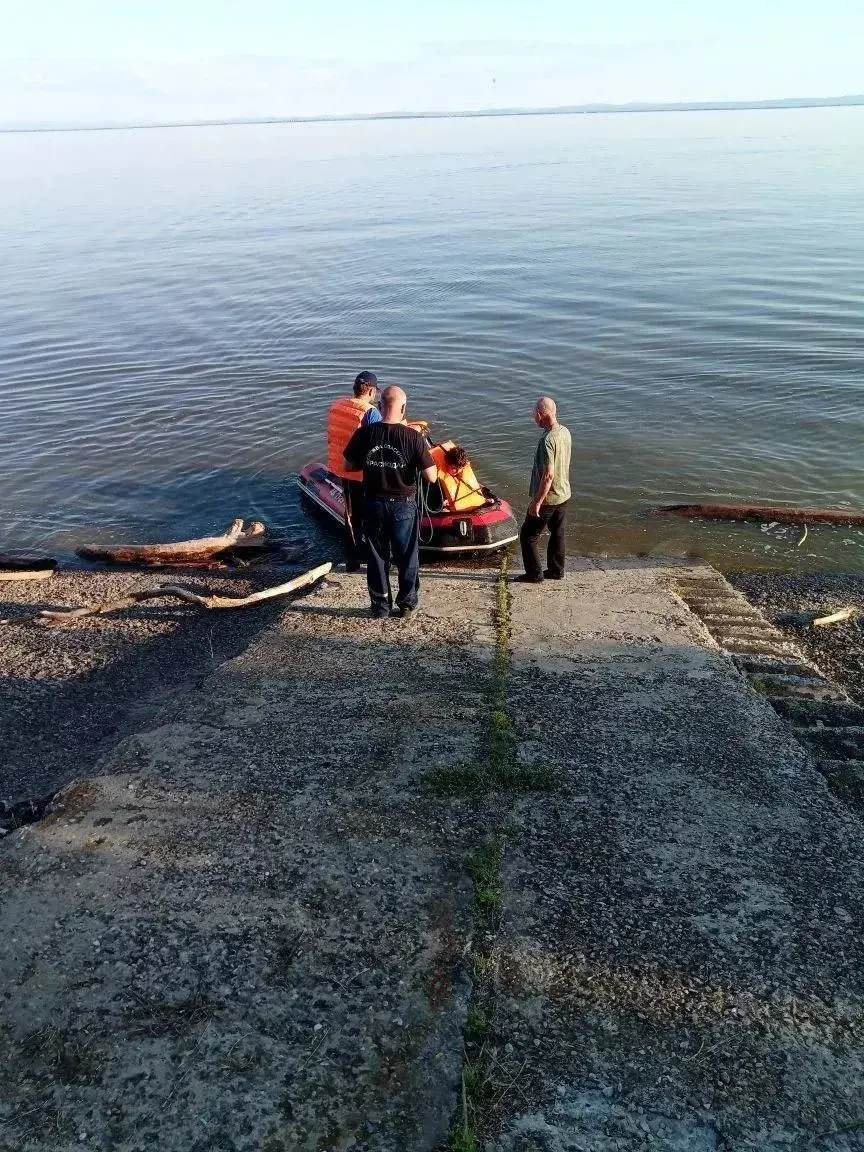 Водоворотные спасатели вернули на берег подростка, который дрейфовал на бревне по водохранилищу. Другого школьника вытащили из Карасунского озера и госпитализировали — угрозы жизни нет. По факту происшествий проводятся проверки.