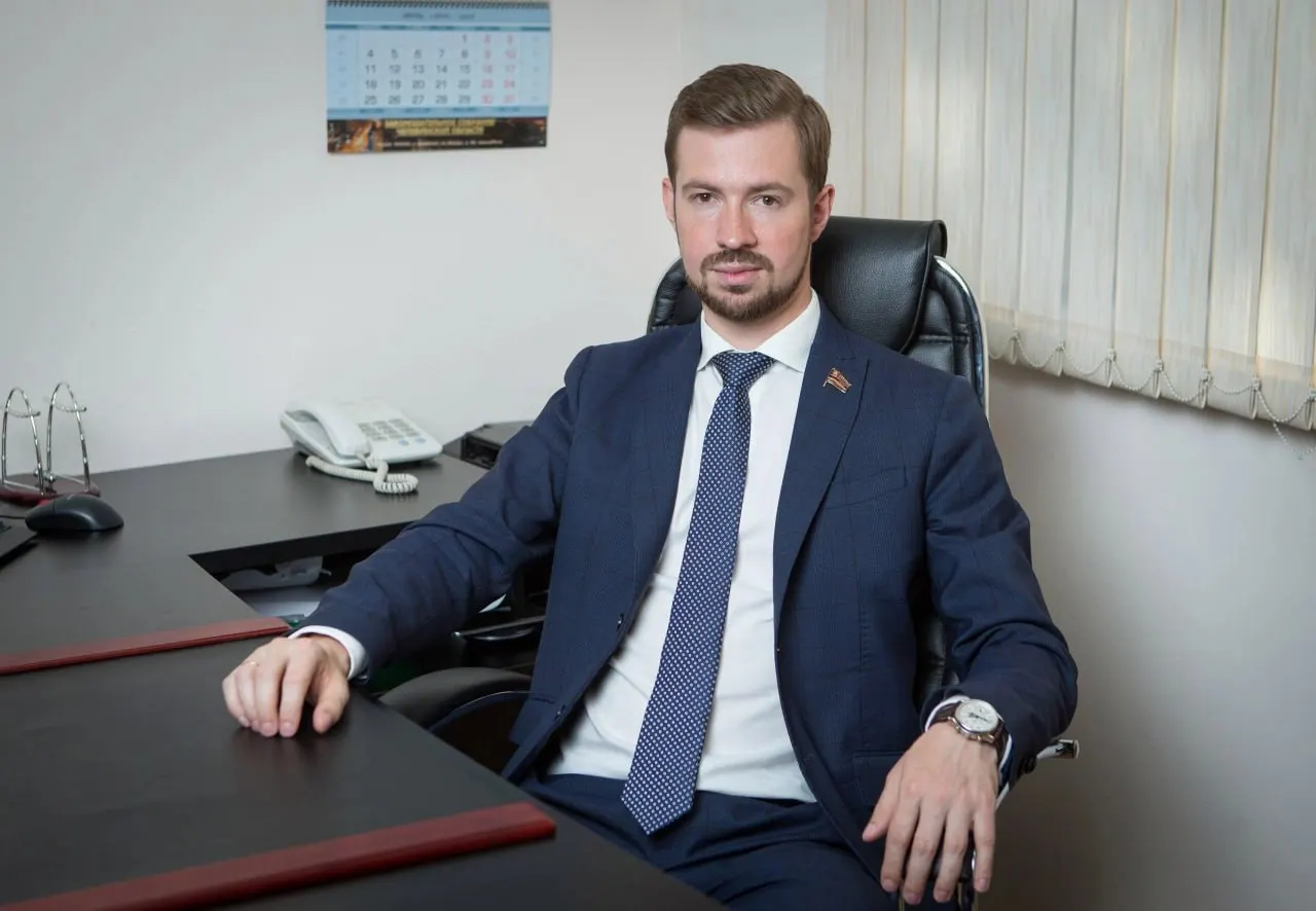 Бывший депутат признал вину в посредничестве при передаче более 8 млн рублей, заключил досудебное соглашение и дал показания на высокопоставленного чиновника; помимо срока ему назначен штраф и конфискация.