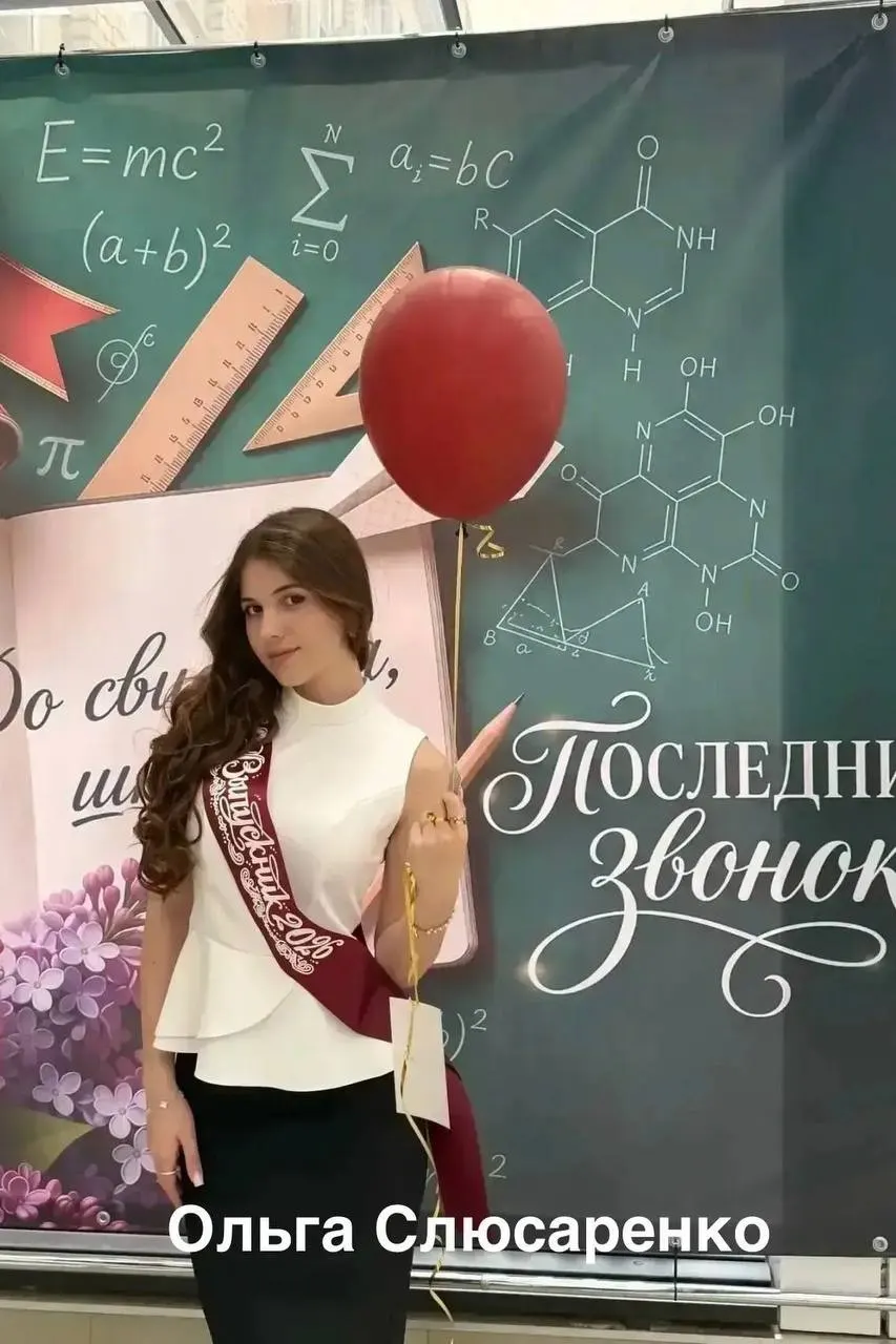 Выпускница гимназии №25 Ольга Слюсаренко получила максимальные баллы по химии, биологии и русскому языку.