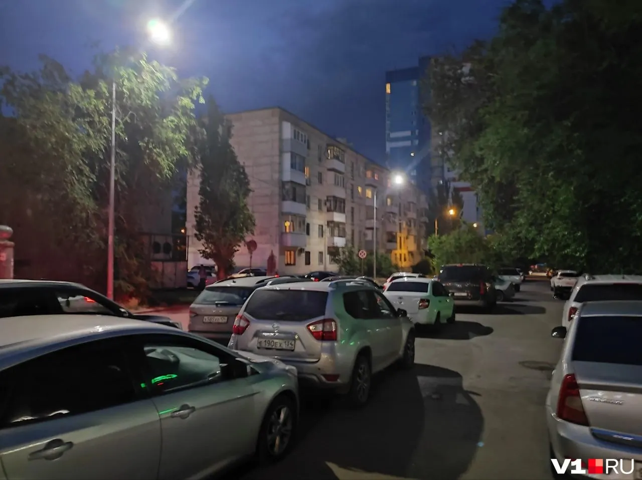 Автопарковки, дворы и улицы возле «Волгоград Арена» вечером 5 июня оказались переполнены машинами болельщиков, что привело к хаосу и затруднениям в движении.
