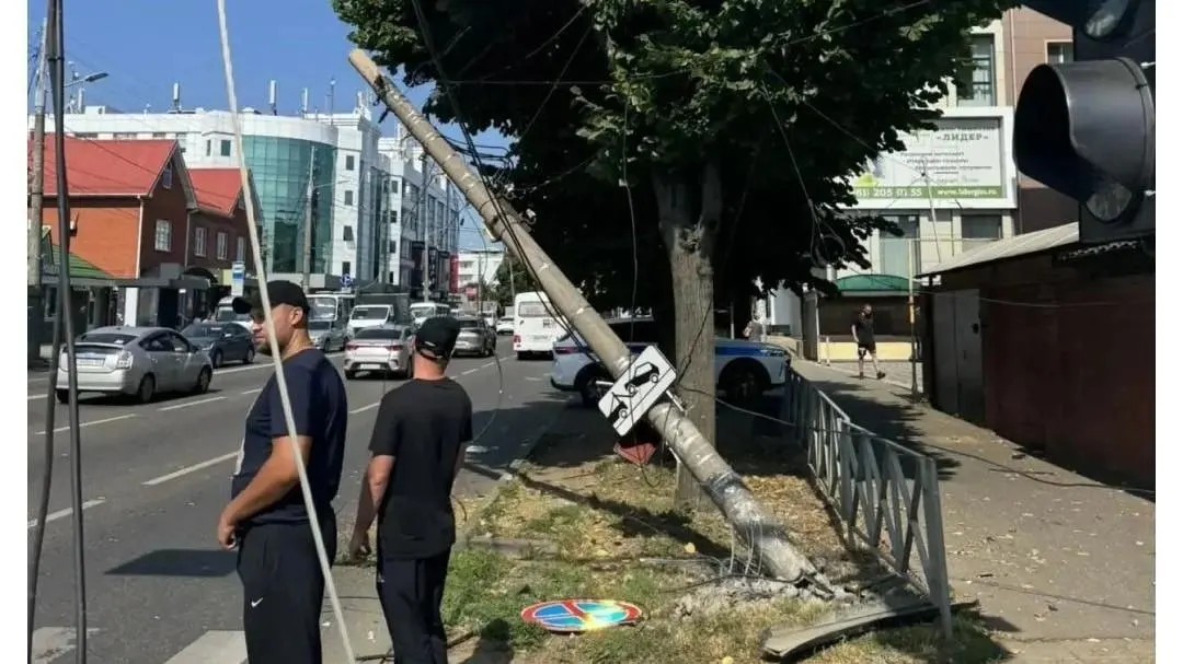 Из‑за повреждённой опоры после ДТП временно отключили светофорный объект на перекрёстке улиц Красных Партизан и Каляева. Водителей просят быть внимательными при проезде участка.