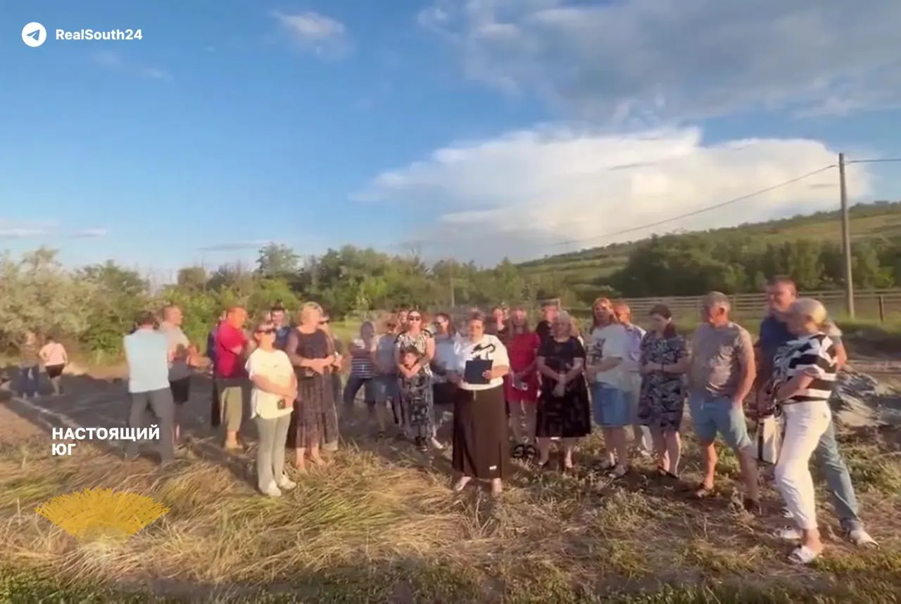В поселке Царицын под Волгоградом около 1,5 тыс. жителей уже более трёх недель испытывают перебои с водоснабжением после аварии: власти потратили 3,8 млн рублей на новую скважину, но установили слишком слабый насос.