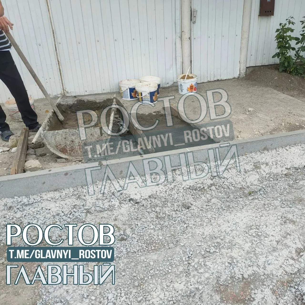 После обустройства тротуара в станице Тацинская часть жителей оказалась отрезана от въездов во дворы: перепады высоты достигают 20–30 см, а ливневой канализации нет.