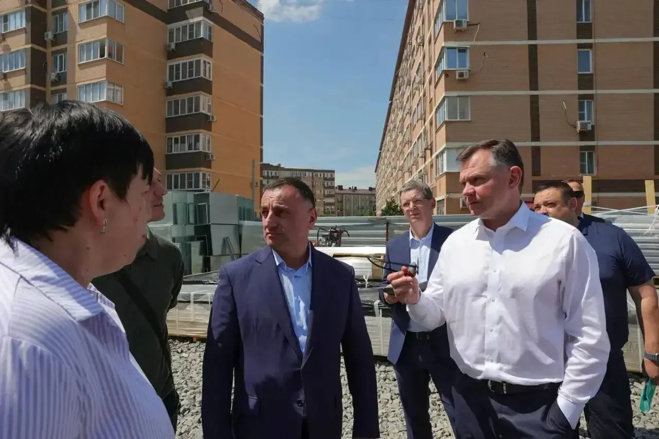 В микрорайоне Вертолетное поле планируют ввести в эксплуатацию модульную школу на 400 мест: работы должны завершить к 1 августа, первые ученики — 1 сентября; оборудование оплатит городской бюджет.
