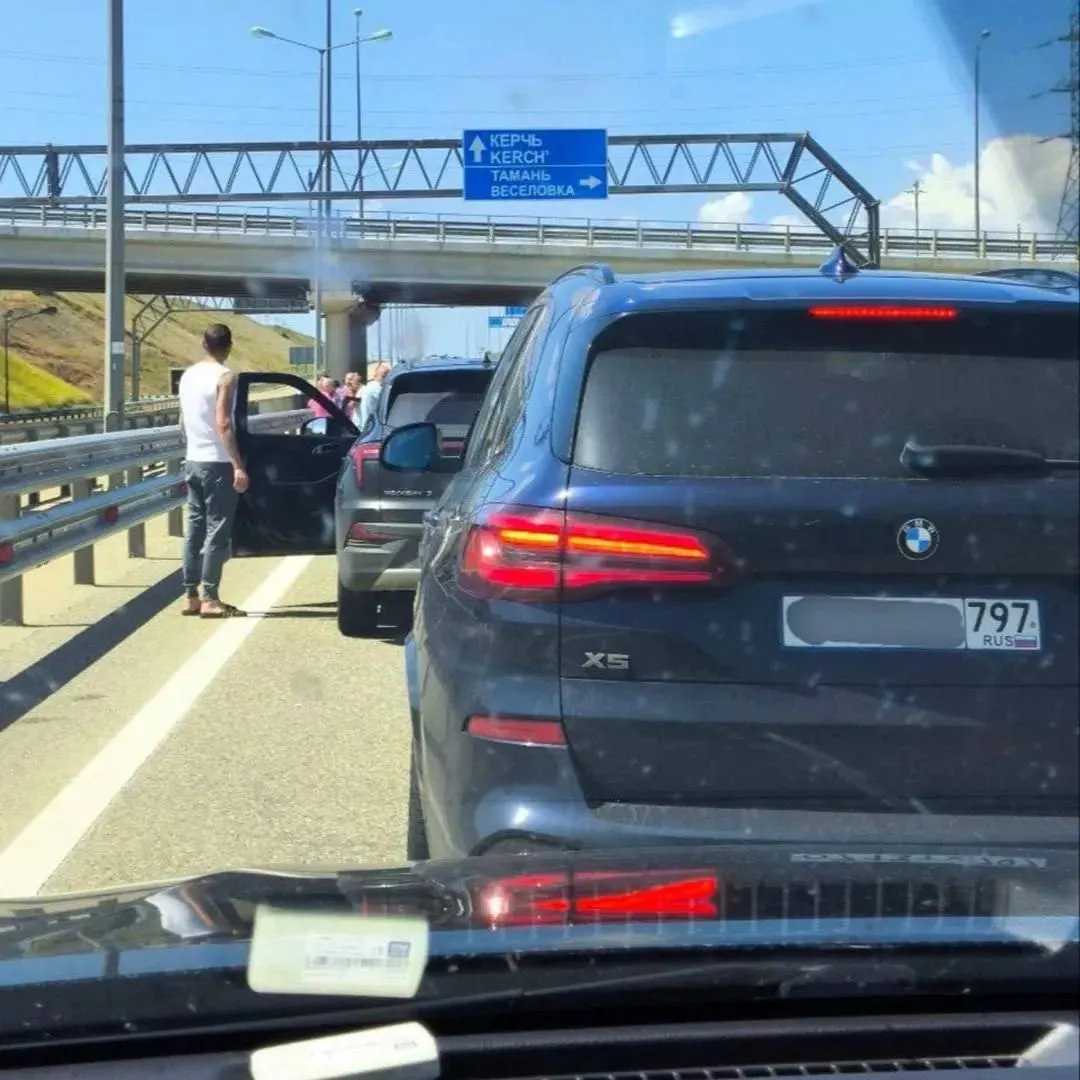 Движение по Крымскому мосту было перекрыто всю ночь. К утру на подъездах образовались очереди: примерно 710 машин со стороны Тамани и около 1 300 — со стороны Керчи, время ожидания — от трёх часов.