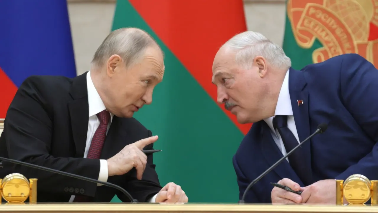 26 июня президенты России и Беларуси провели малопубличные переговоры в резиденции на Валдае. Официально говорили о безопасности, торгово-экономическом взаимодействии и проектах Союзного государства; подробности не разглашаются.