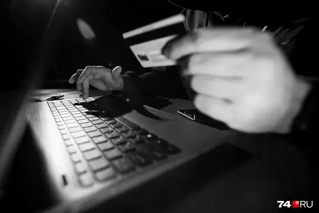 Молодого человека принудили распилить сейф родителей и передать найденные ценности курьеру; передатчиком оказалась ровесница из Краснодарского края, специально приехавшая на курорт.