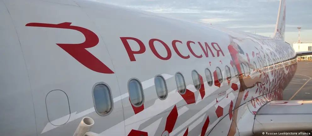 Ряд аэропортов уведомляет экипажи, что заправка проводится в объёмах плана полёта; такие сообщения рассматриваются как сигнал о снижении доступности авиационного топлива внутри страны.