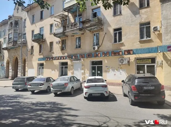 В Тракторозаводском районе завершила работу комиссионная лавка, проработавшая более четырёх десятилетий. Заведение тихо закрыли — на фасаде осталась лишь старая вывеска.