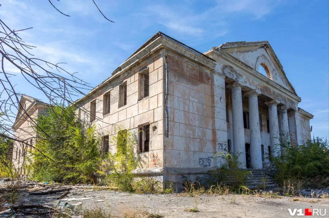 В микрорайоне Весёлая Балка уничтожили ДК «Дружба», построенный в 1969 году; здание и соседний концертно‑спортивный зал признаны непригодными, участок продан застройщику, планы нового строительства не раскрываются.