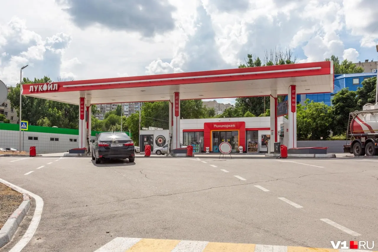 На ряде автозаправок в центре Волгограда временно приостановлена продажа бензина марки А‑95 из‑за технических работ — у половины случайно проверенных АЗС этой марки не было в продаже.