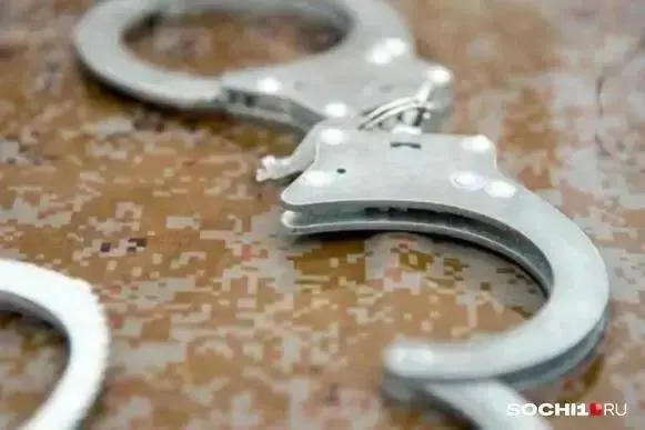 Полицейские в Сочи задержали мужчину, которого, по данным силовиков, интернет‑магазин направил в курортный город для распространения наркотиков.