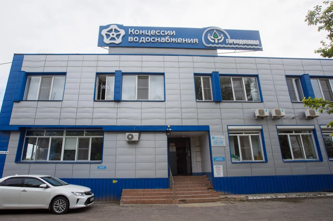 В центре Волгограда несколько улиц оказались подтоплены — жители сообщают о мощном потоке воды, который, по их словам, начинается в районе улицы Пархоменко и уходит в коллектор на 7-й Гвардейской.