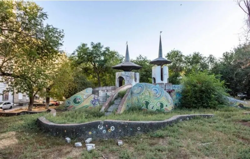 В центре современного искусства представили проект, посвящённый детским «замкам» 1970-х годов, многие из которых сегодня разрушаются или уже утрачены.