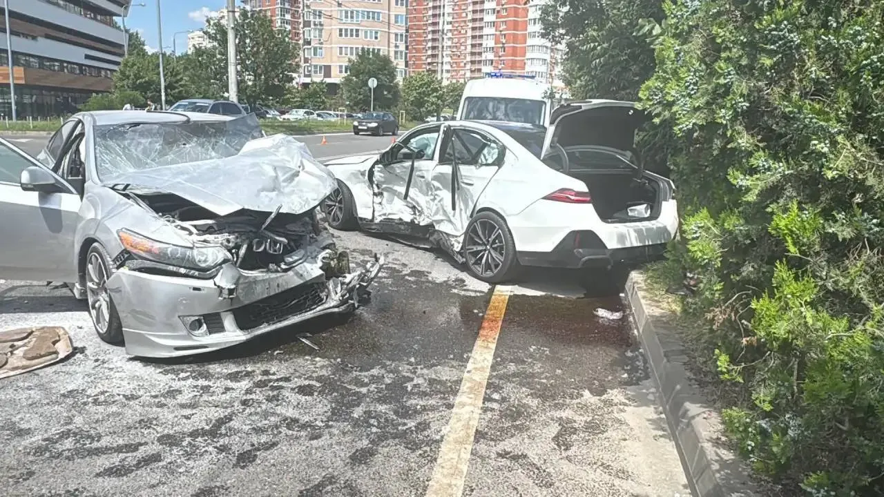 Столкнулись BMW и Honda: пострадали оба водителя и двое пассажиров Honda, все доставлены в больницу.