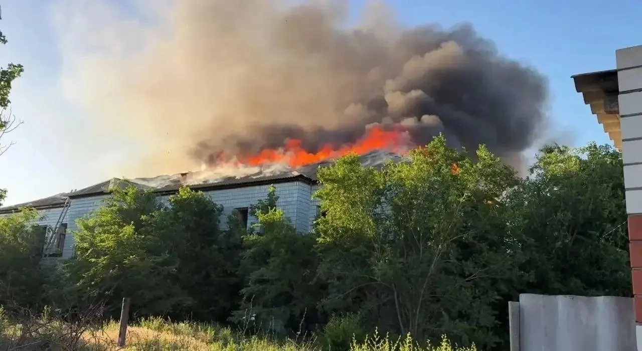 В заброшенном здании детской больницы в Дубовке произошёл пожар. Местные считают, что причиной мог стать поджог. По данным МЧС, возгорание потушили почти за четыре часа, пострадавших нет.