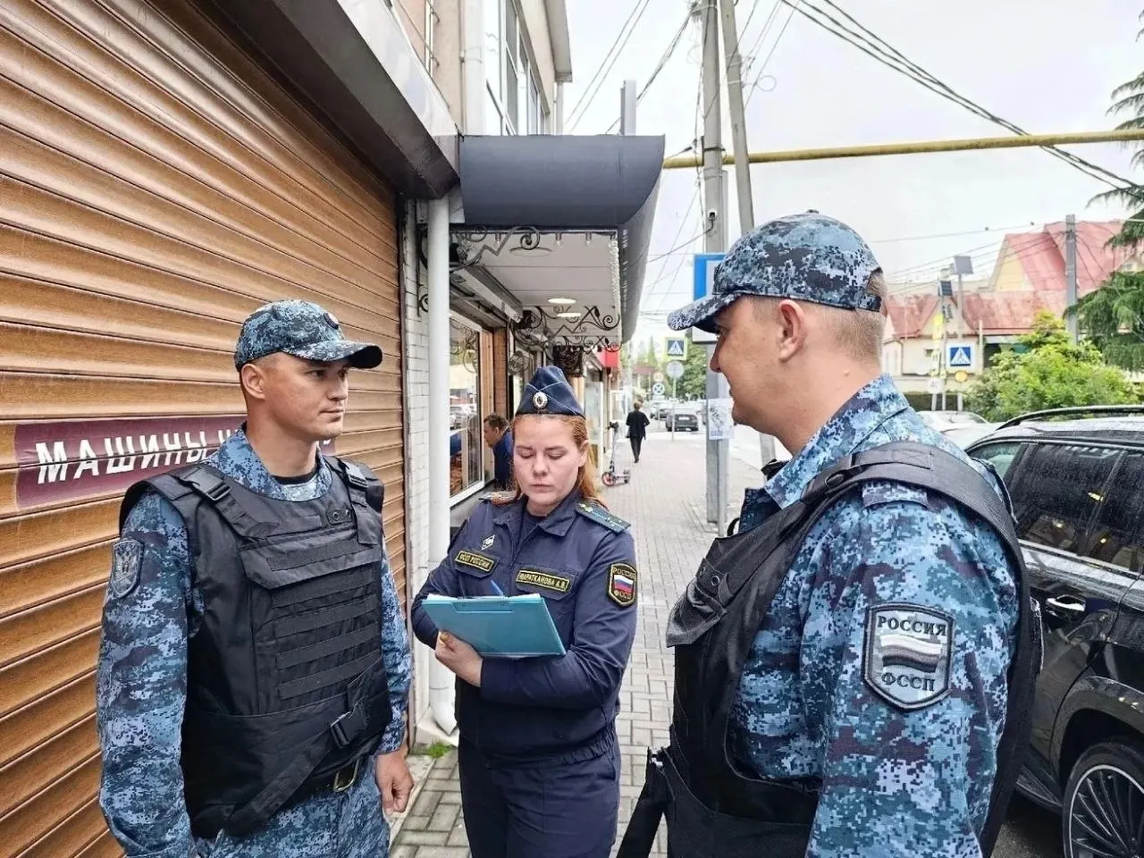 В Лазаревском районе жительница самовольно оградила участок санатория; после серии штрафов и вмешательства приставов постройки демонтировали.