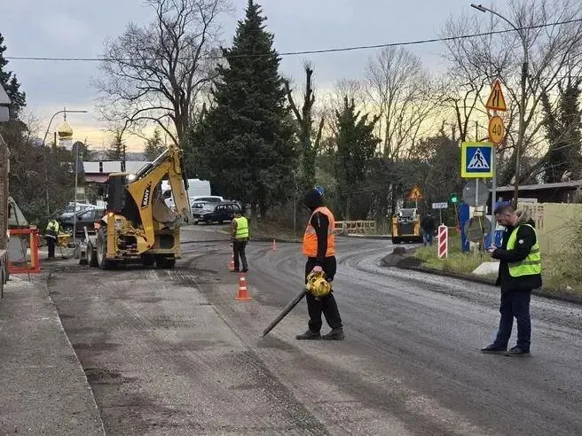 На одной полосе в направлении центра курорта проведут ремонтно‑восстановительные работы; движение будет временно ограничено в ночное время.