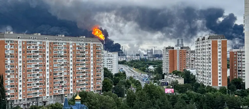 Единственный нефтеперерабатывающий завод Москвы в Капотне после двух ударов беспилотников остановил производство. Ремонт может занять от полугода до года и привести к значительному дефициту топлива на внутреннем рынке.