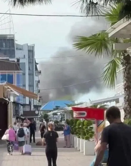 Утром 14 июня в микрорайоне Лазаревское загорелся объект у пляжа. Пять расчётов МЧС локализовали пожар, людей эвакуировали — пострадавших нет.