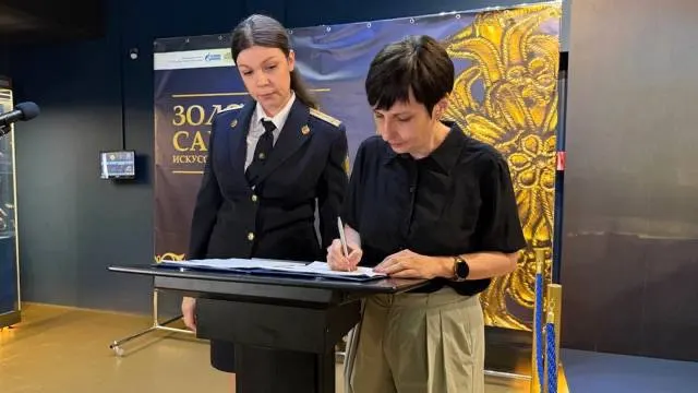 В фонд музея передали золотые украшения, монеты Боспорского царства и Византии, оружие народов Северного Кавказа и другие артефакты, изъятые из нелегального оборота.