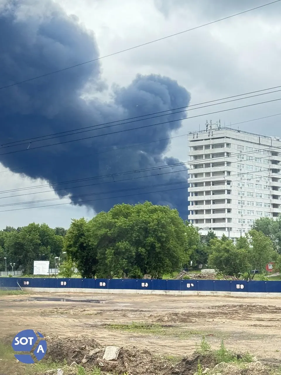Мэр Москвы сообщил, что пожар на Московском нефтеперерабатывающем заводе после удара дрона в основном локализован, пострадавших нет. По всей стране фиксируются сотни сбитых БПЛА.
