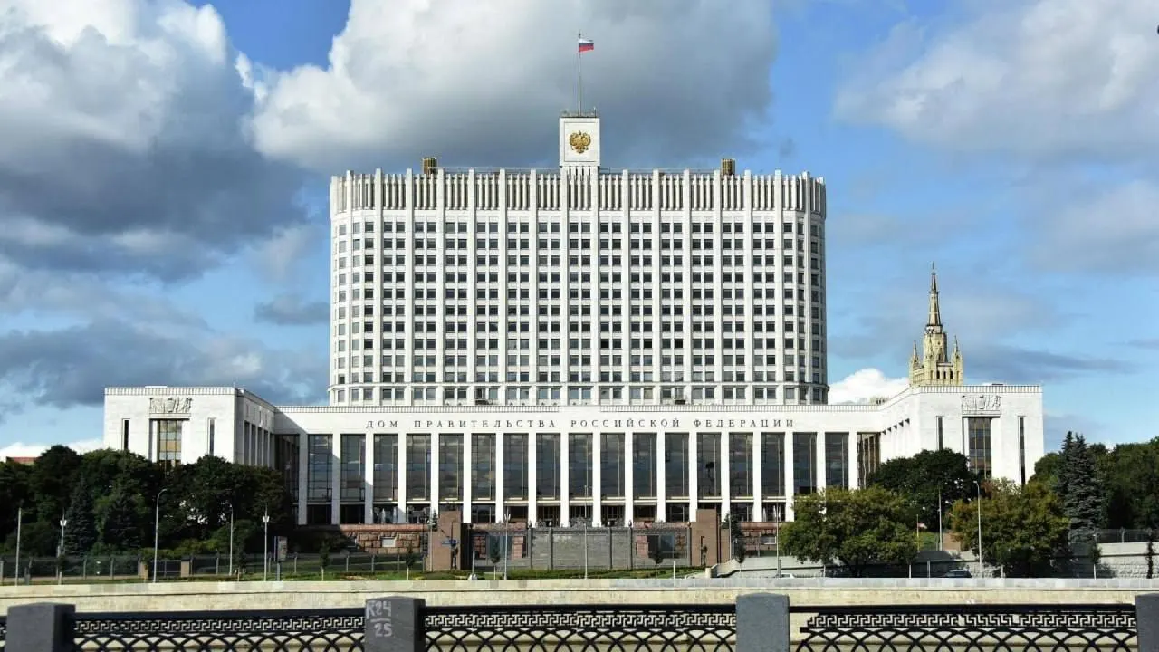 В Госдуму внесён законопроект о полной или частичной компенсации утильсбора для семей с тремя и более детьми. В пояснительной записке говорится о росте цен на семейные автомобили, но в правительстве сомневаются из‑за дополнительных расходов и неопределённых источников финансирования.