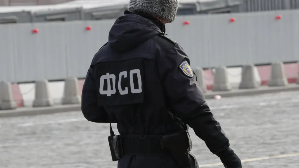 По проекту указа, вступающему в силу 1 июля, штат центрального аппарата Федеральной службы охраны увеличится с 785 до 812 человек. Решение совпало с общим усилением мер безопасности вокруг высшего руководства и расширением охраны ряда военачальников; президент и его окружение реже появляются в резиденциях и нередко находятся в бункерах, в том числе в Краснодарском крае.