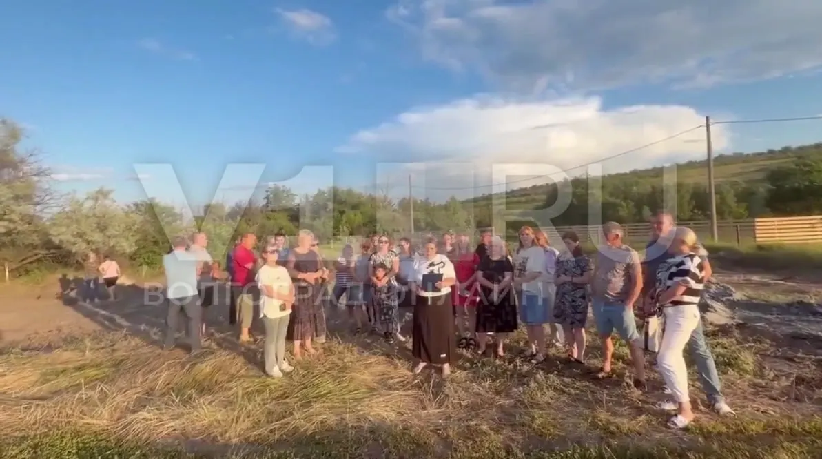 В поселке Царицын Городищенского района Волгоградской области люди жалуются на острый дефицит воды: введённый режим ЧС и подвоз не устраняют проблему, жители обращаются к Александру Бастрыкину.