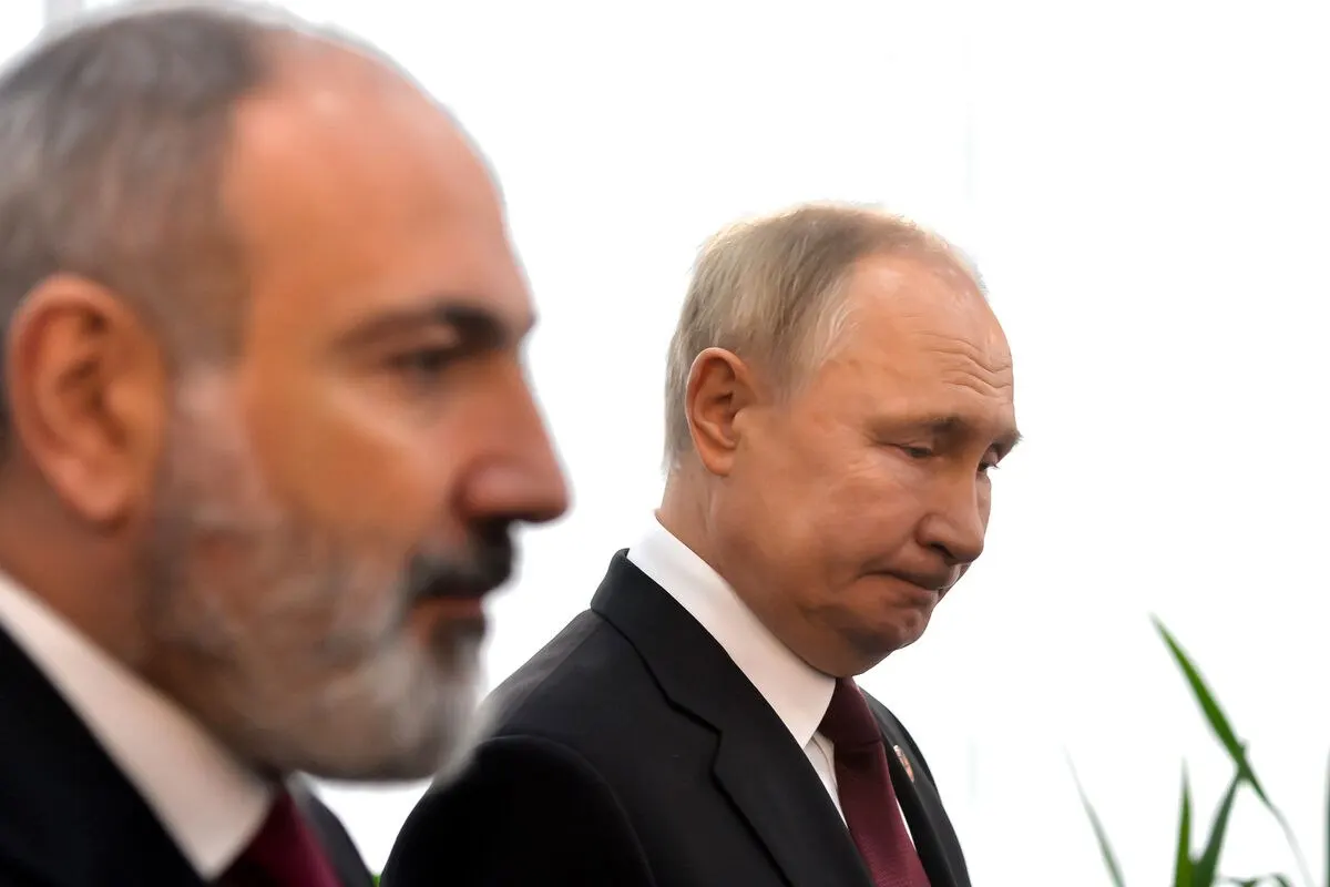 Президент направил Пашиняну пожелания здоровья и успехов, отметив дружественный характер двусторонних связей; на фоне этого остаются споры по поводу связи с ЕС и введённые торговые ограничения.