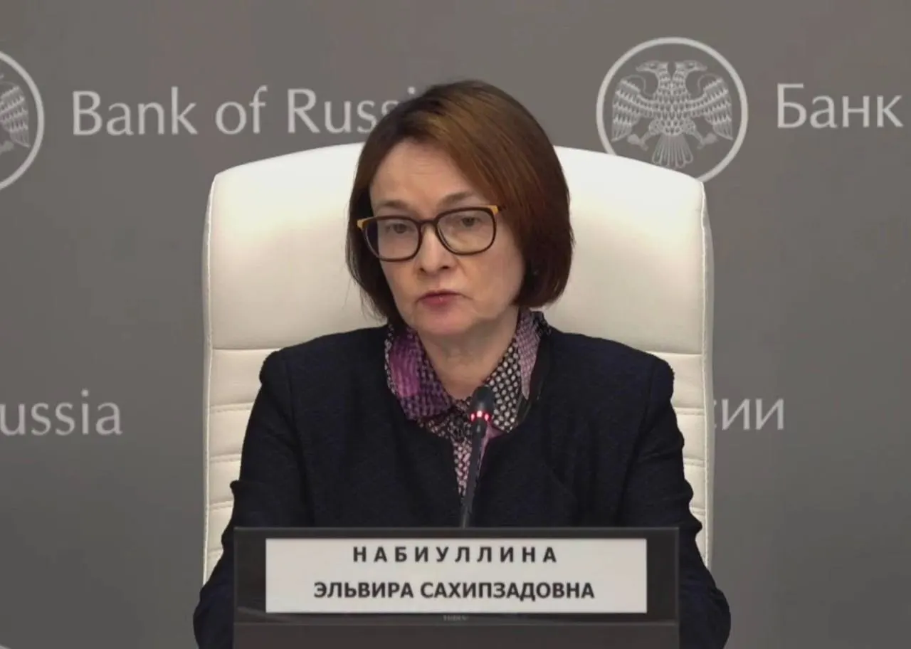 Глава Центробанка впервые появилась на пресс‑конференции после простуды: подтвердила заболевание, поблагодарила тех, кто переживал, не надела привычные броши и, по наблюдениям, несколько осунулась.