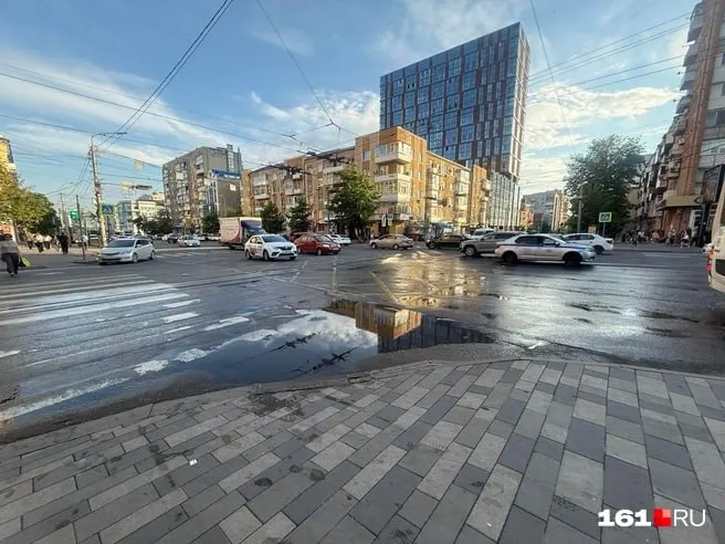 Перекрёсток Горького с Ворошиловским и Кировским превращается в реку после каждого дождя — вода не попадает в ливнёвку. Власти обещают изменить высотные отметки при ремонте Ворошиловского к 1 сентября; капитальный ремонт самой Горького в этом году не предусмотрен.