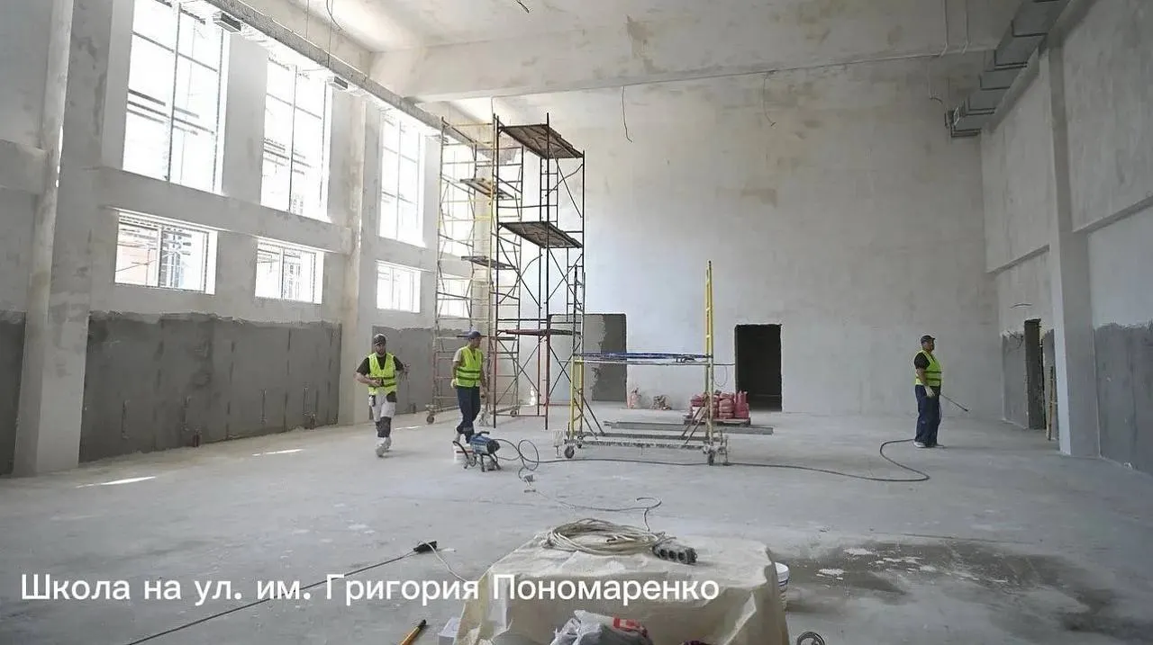 В Краснодаре к началу учебного года планируют ввести в эксплуатацию две новые школы: на улице Пономаренко готовность составляет 85%, на улице Генерала Позднякова идут отделочные работы. На объектах задействованы около 150 и более 240 строителей; сроки завершения зависят от темпов работ и поставок материалов.