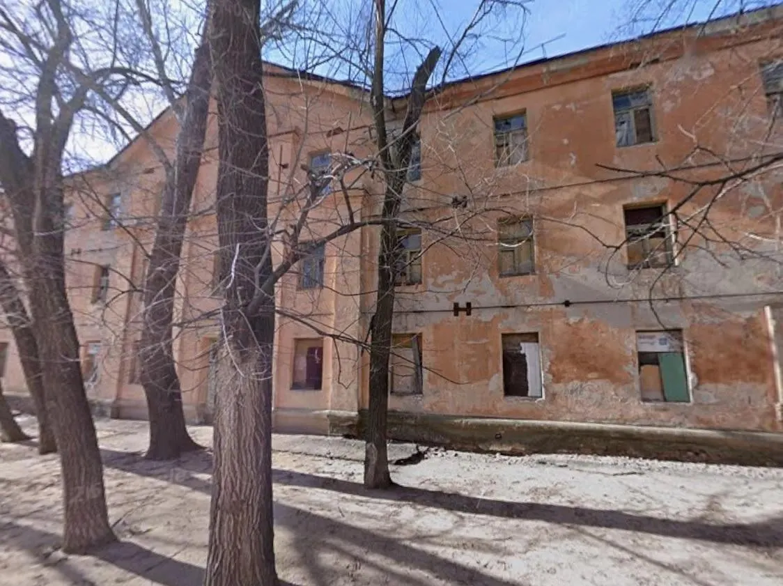 Трёхэтажное ветхое здание площадью 1662 м² выставили на продажу: требуется капитальный ремонт или снос, на участке могут построить девятиэтажный дом.