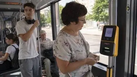 В вагонах, поставленных по концессионному соглашению, устанавливают терминалы, внешне похожие на банкоматы. Устройства сейчас работают в экспериментальном режиме: пассажиры ещё не могут расплатиться через них, сроки полного запуска не названы.